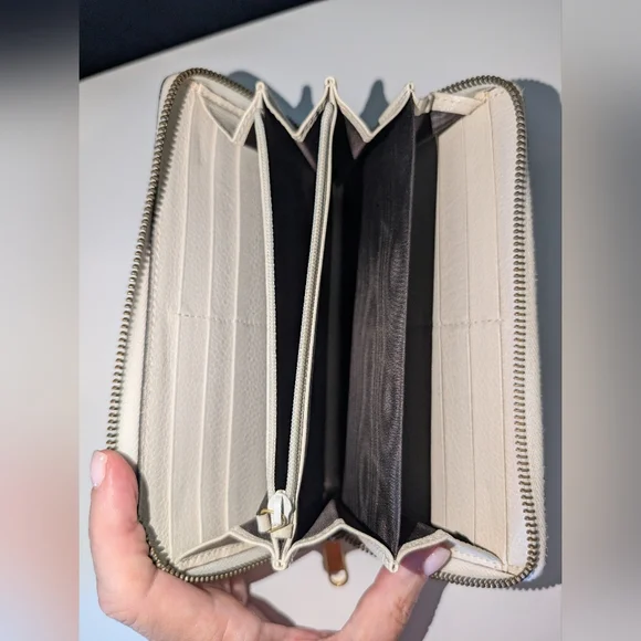 Vintage Gucci Cream Leather Zip Wallet with Interlocking GG - Picture 8 of 11